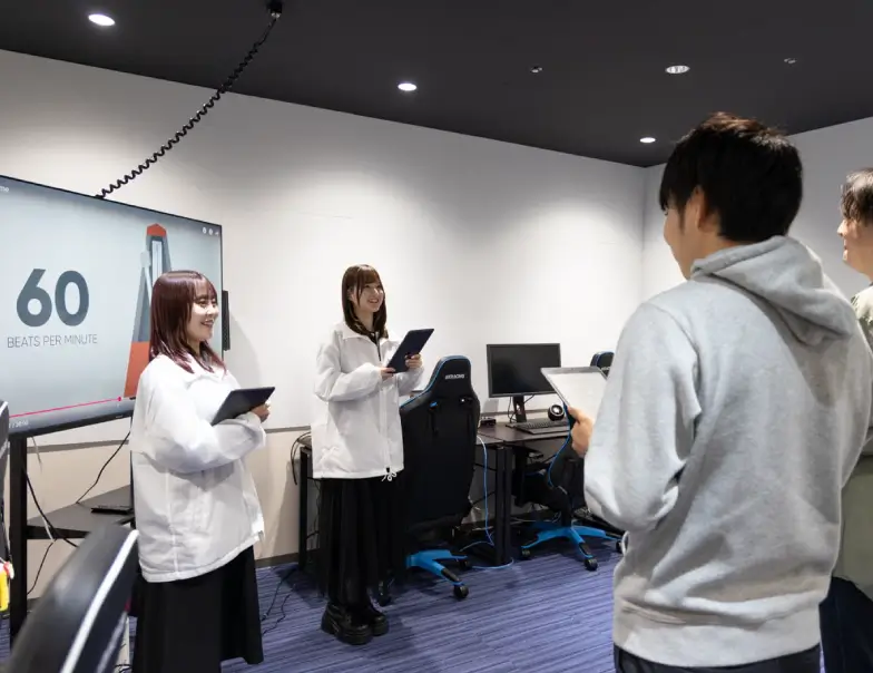 スタッフ同士で情報共有をする様子